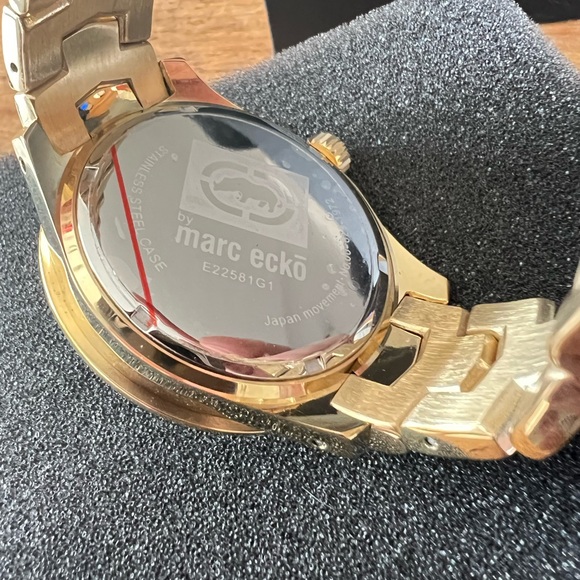 Vintage Marc Ecko “The King” Watch and bracelet set. - Picture 4 of 6